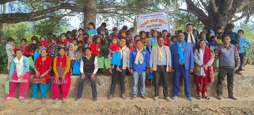 १५ औं वैवाहिक वर्षगाँठको अवसरमा देवघाटका कांग्रेस नेता अधिकारी दम्पत्तीद्वारा विद्यार्थीहरुलाई स्टेशनरी सामग्री वितरण