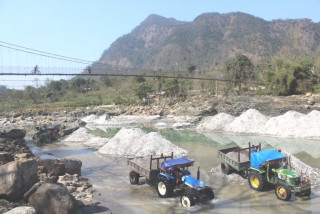 आँबुखैरेनीमा अवैध रुपमा मस्र्याङ्गदी नदी उत्खनन् गरेको पैसाले समाजसेवा