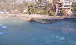 महाकाली नदीको धार परिवर्तन गर्न नेपाली क्षेत्रमा भारतीय जेसिबी, स्थानीयले गरे प्रतिकार
