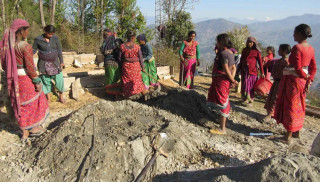 महिला श्रमिकको पीडा : दिनभर काम नगरे खान पाइँदैन