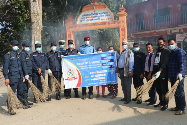 इलाका प्रहरी कार्यलय देवघाटको आयोजनामा मन्दिर सरसफाई