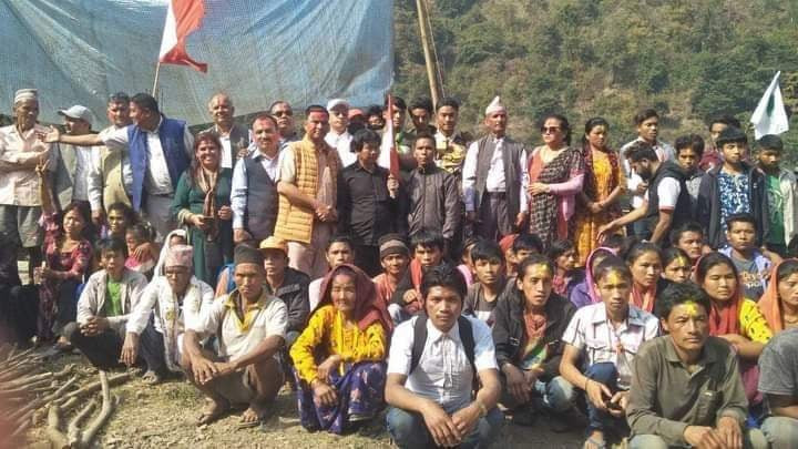 नेपाली काँग्रेस चितवनका सभापति खनालले सिद्धिका चेपाङसँग मनाए होली