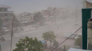 नवलपरासीमा हावाहुरीले रुख ढाल्दा च्यापेर २ जनाको मृत्यु, ३ घाइते