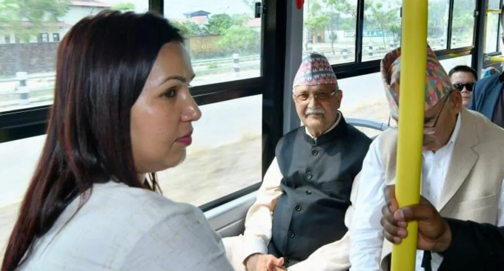 विद्युतीय बस चढेर लुम्बिनी पुगे एमाले अध्यक्ष ओली