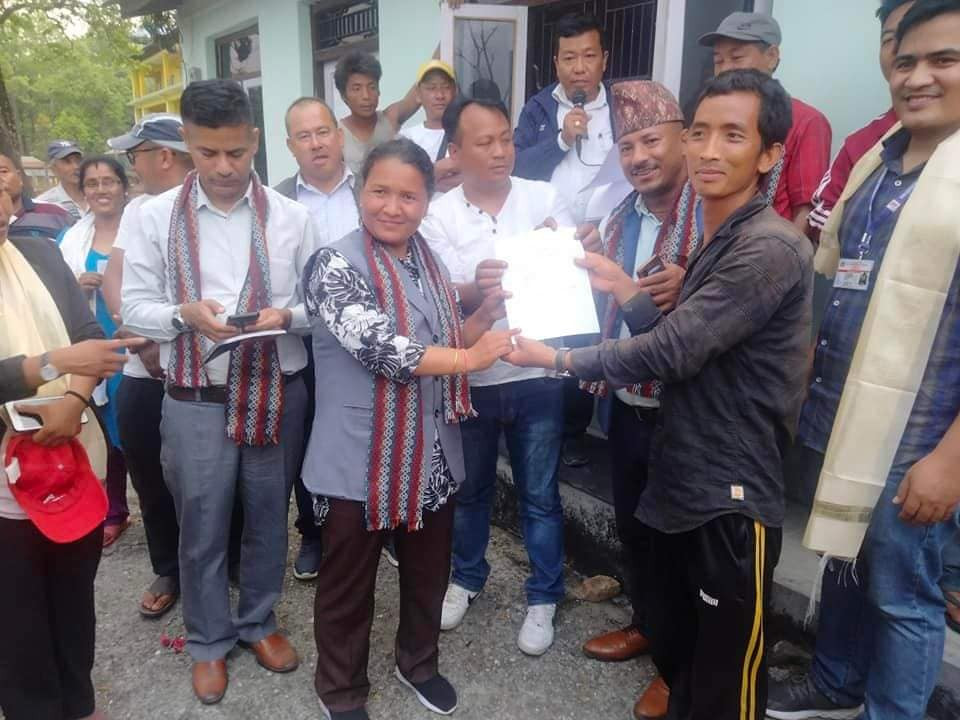 सिमलढापबाट इच्छाकामना गाउँपालिकामा पनि सुकुम्वासीहरुलाई लालपुर्जाको निस्सा वितरण सुरु