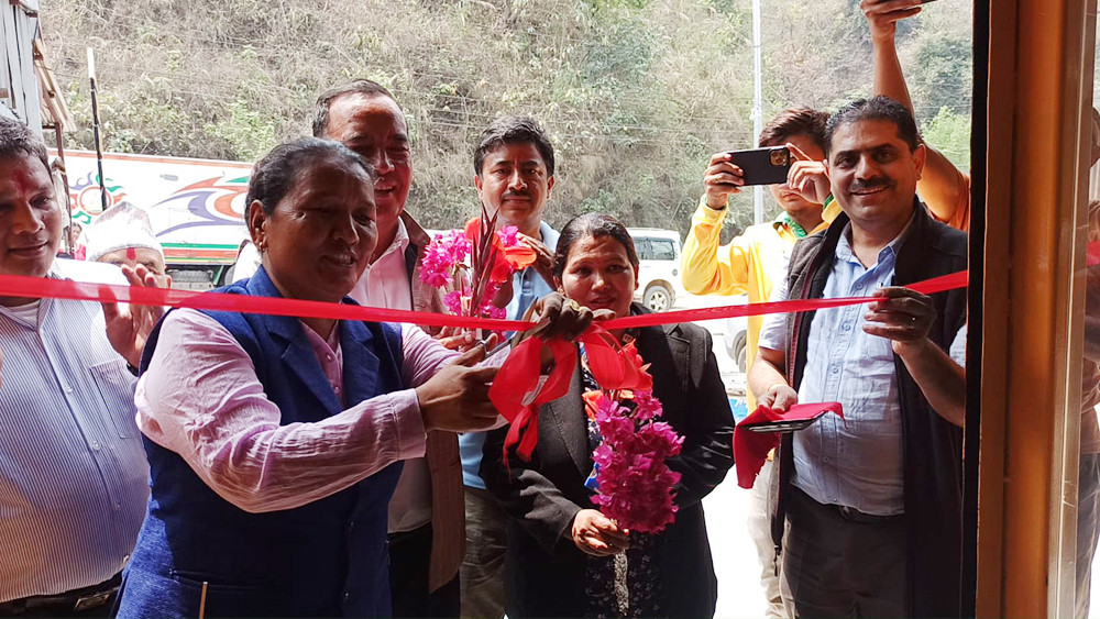 त्रिशुली नदीमाथि रिभर फन बिच रिसोर्टको जिपलाईन : व्यावसायीक रुपमा आजदेखि संचालनमा