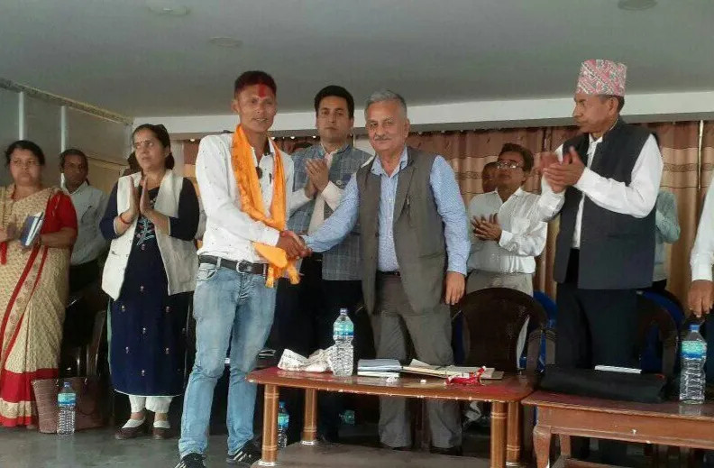 चितवनको रत्ननगरमा माओवादी केन्द्रका वडाकमिटी इन्चार्ज नै एमालेमा प्रवेश