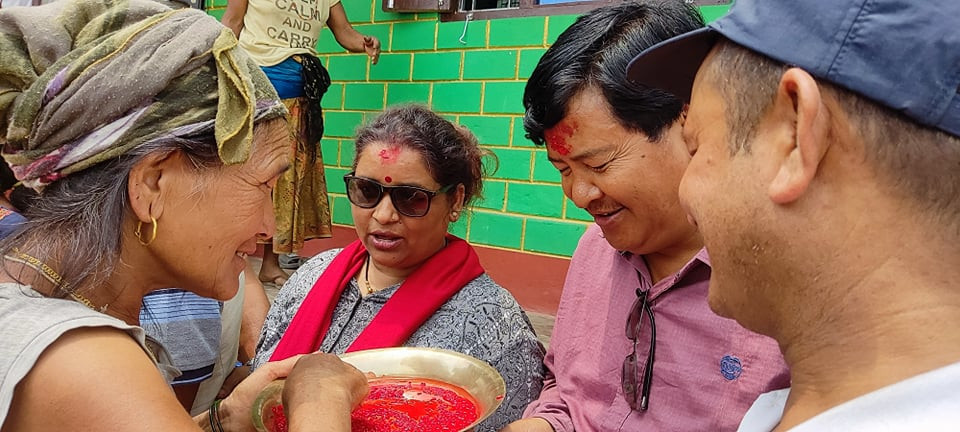 एमालेको चुनावी अभियान इच्छाकामनाको गाउँतिर, उम्मेद्वारलाई फुलमाला सहित स्वागत