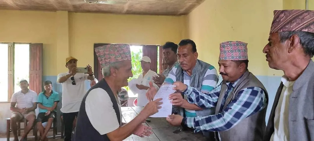 भरतपुरका मतदाता प्रभावित पार्न निस्सा बाँड्दै हिड्ने खड्का र तिमिल्सिनालाई निर्वाचन आयोगले सोध्यो स्पष्टीकरण