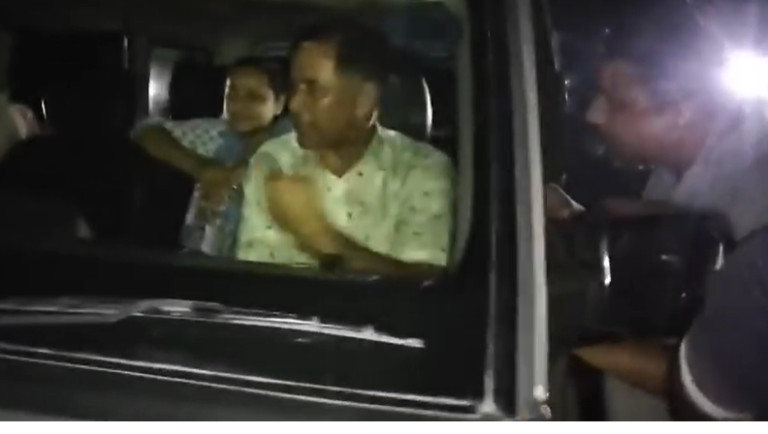भरतपुर १३ को जानकी टोलबाट काँग्रेस चितवनका सभापति राजेश्वर खनाल मध्यरातमा स्थानीयको नियन्त्रणमा, मतदातालाई पैसा बाँड्दै हिडेको आरोप (भिडियो सहित)