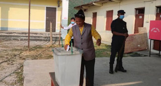 इच्छाकामना गाउँपालिकाका पूर्व अध्यक्ष गीता कुमारी गुरुङले माझगाउँ केन्द्रबाट भोट हालिन्