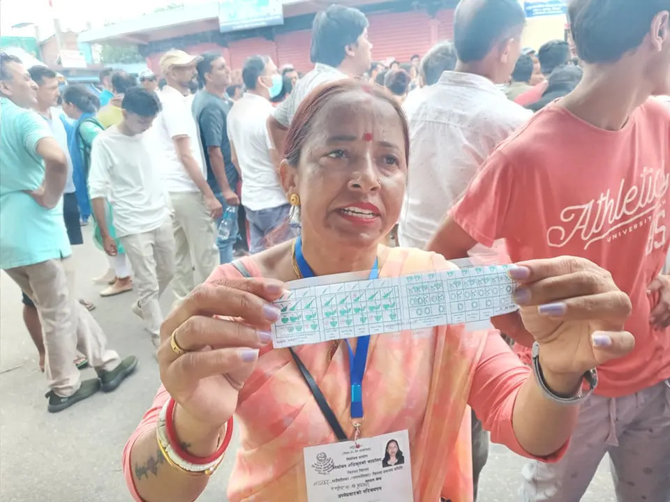 भरतपुरमा आफै हिँड्न सक्ने र देख्न सक्ने आमाबाबुको मतदान चिट चोरेर छोराले गरिदिए