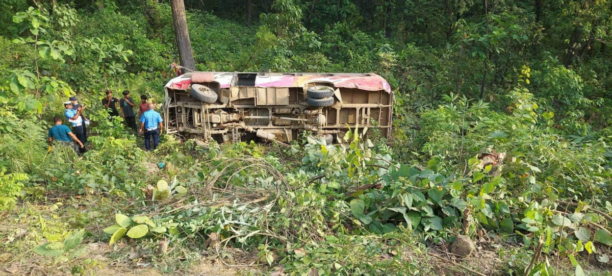 गोरखा धुवाकोटबाट लुम्बिनी घुम्न गएको आमा समूहको रिजर्भ बस फर्कने क्रममा दाउन्नेमा दुर्घटना