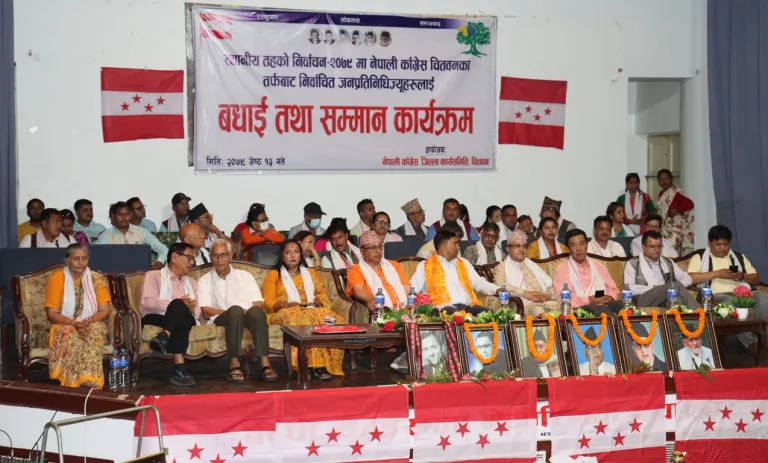 निर्वाचित जनप्रतिनिधिलाई चितवन काँग्रेसले गर्‍यो डायरी र कलम दिएर सम्मान
