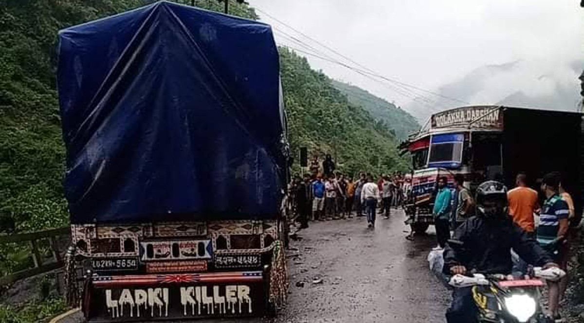 मुग्लिन नजिकै ३ नं. पुलमा दुई ट्रक एकापसमा ठक्कर खादाँ एक जना घाईते, राजमार्ग एकतर्फी संचालन