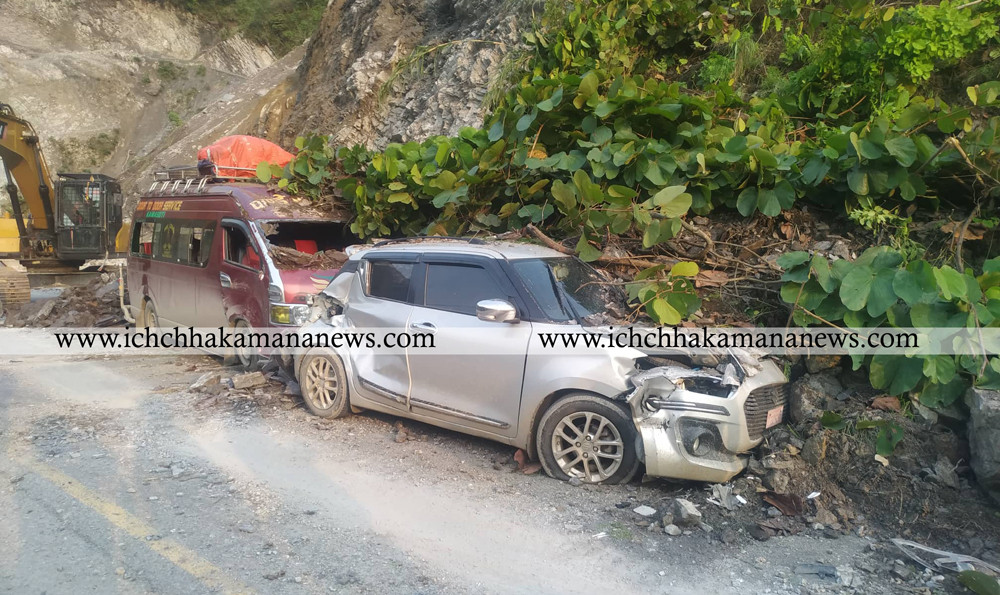 मुग्लिन–नारायणगढ सडकखण्डको तोपेखोलामा गुडिरहेको हायस बस र कार माथि पहिरो खस्यो, राजमार्ग अवरुद्ध