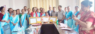 आँबुखैरेनीका स्वास्थ्यचौकीमा कार्यरत महिला स्वास्थ्य स्वयंसेविकालाई दीर्घकालिन सेवा सम्मान 