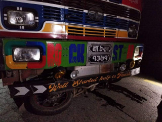 लेवाटारमा ट्याङ्करले मोटरसाइकललाइ ठक्कर दिदा सहिदलखनका सन्तोष चेपाङको मृत्यु