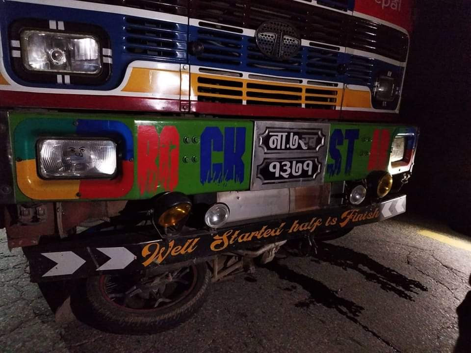 लेवाटारमा ट्याङ्करले मोटरसाइकललाइ ठक्कर दिदा सहिदलखनका सन्तोष चेपाङको मृत्यु