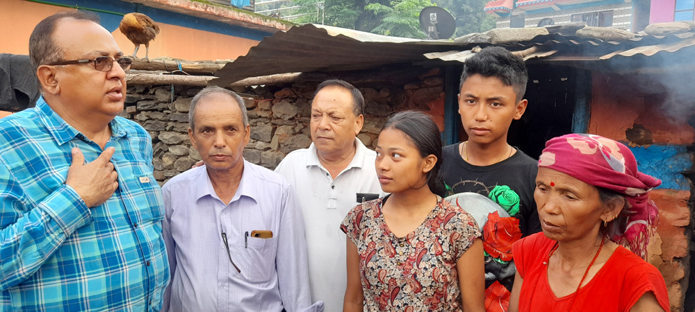 विपत्तिले झरेको आँसु पुछ्दै पूर्वमन्त्री शङ्कर भण्डारी 