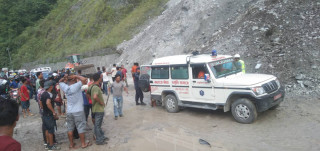 तोपेखोलामा गुडिरहेको मोटरसाईकलमा पहिरो खस्यो, ३ वटा मोटरसाईकल क्षति, १ जना घाईते