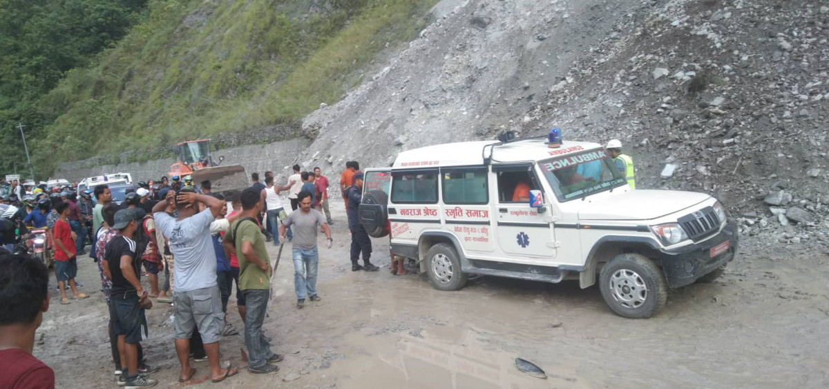 तोपेखोलामा गुडिरहेको मोटरसाईकलमा पहिरो खस्यो, ३ वटा मोटरसाईकल क्षति, १ जना घाईते