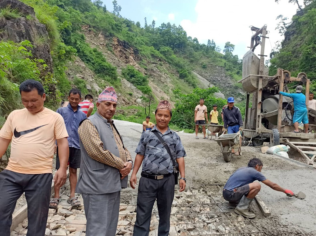 इच्छाकामनामा निर्माणधिन आयोजनाहरुको काम चाडै सक्न मन्त्री घनश्याम दाहालको निर्देशन
