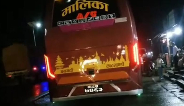मुग्लिन–नारायणगढ सडकखण्डमा चाउचाउ किन्न झरेका बसका सहचालक चिप्लिएर खहरेखोलामा खस्दा बेपत्ता