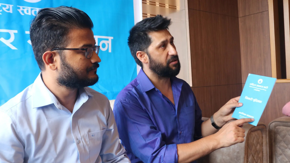 रवि लामिछानेको स्वतन्त्र पार्टीले चितवनबाट सार्वजनिक गर्‍यो विधान र चिनारी पुस्तिका