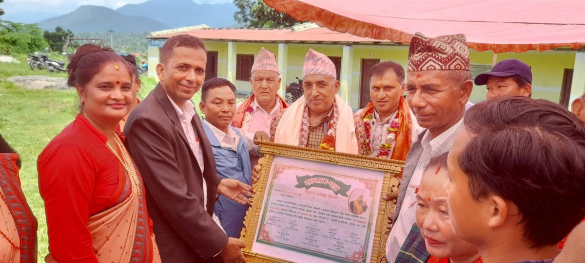 भरतपुरको ठिमुरामा मन्त्री घनश्याम दाहाल सम्मानित