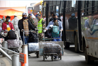 गत आर्थिक वर्षमा विदेशबाट फर्किएका नेपालीबाट झण्डै ४ अर्बको सुन भित्रियो 