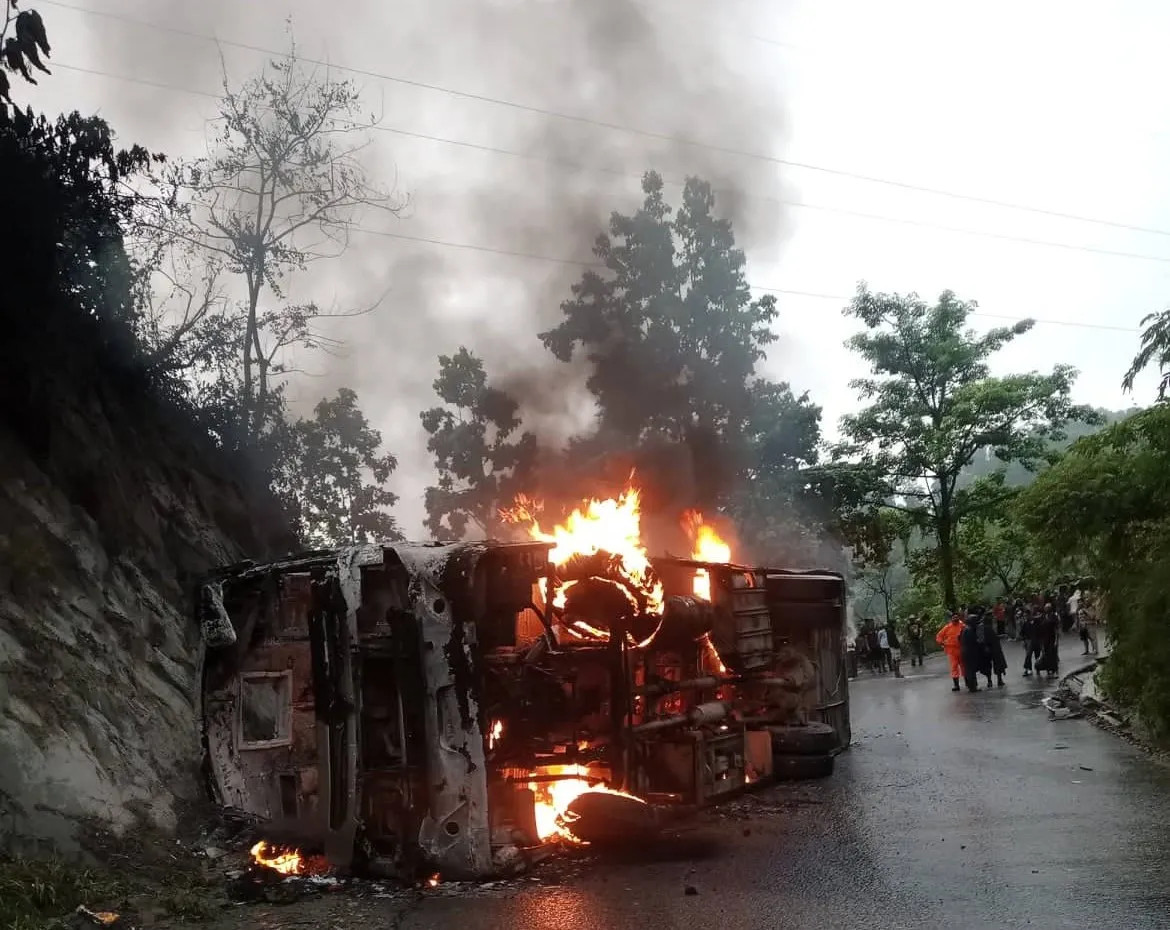 नवलपुरको दाउन्नेमा यात्रु बस दुर्घटना हुदाँ आगलागी, ३३ जना घाइते, ६ जनाको अवस्था गम्भिर