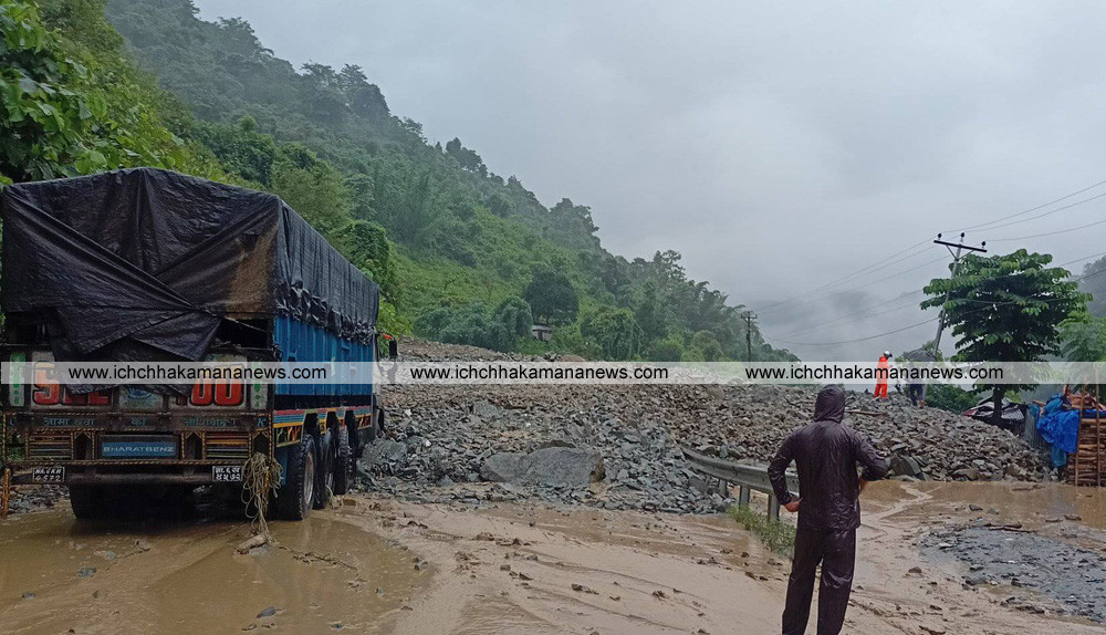 मुग्लिन–नारायणगढ सडकखण्डको ठाउँ–ठाउँमा पहिरो, आज दिनभर सडक खुल्न नसक्ने