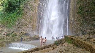 गर्मी बढेसँगै इच्छाकामनाको जलविरे स्थित लामो झरना आउनेको संख्या बढ्यो