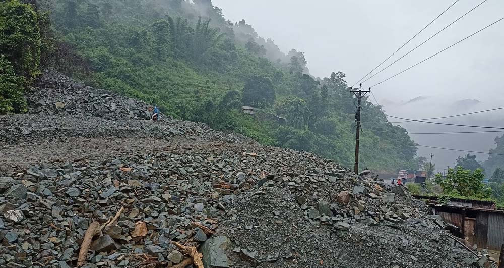 पाल्पामा अविरल वर्षासँगै सिद्धार्थ राजमार्गमा पहिरो, यात्रुबाहक जीप पुरियो