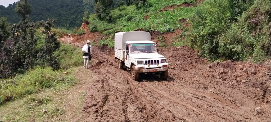 बैतडीको गाउँबस्तीका सडकमा जोखिमपूर्ण यात्रा गर्दै सर्वसाधारण 