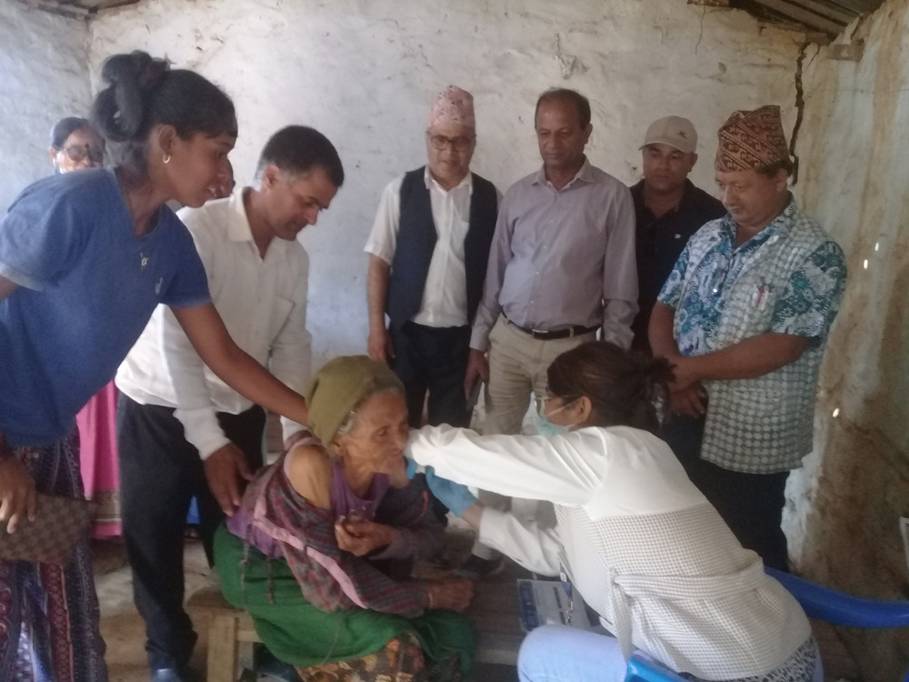 तनहुँको म्याग्देमा १०० वर्षे आमालाई कोभिड खोप