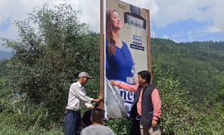 अनाधिकृत होर्डिङबोर्ड हटाउन एक्सनमा उत्रिए इच्छाकामना गाउँपालिकाका जनप्रतिनिधिहरु