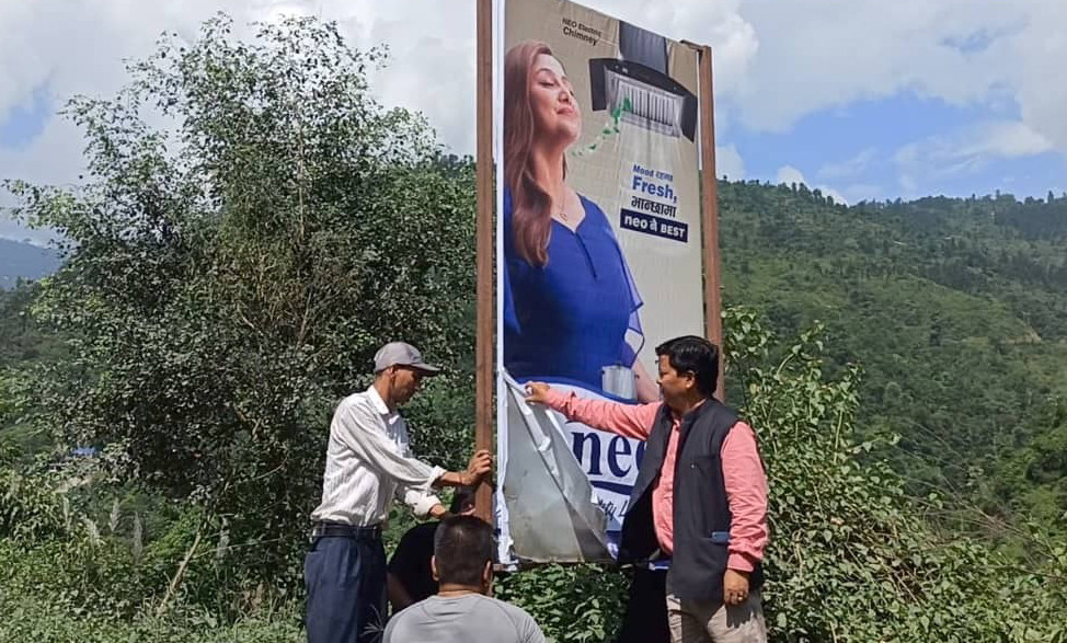 अनाधिकृत होर्डिङबोर्ड हटाउन एक्सनमा उत्रिए इच्छाकामना गाउँपालिकाका जनप्रतिनिधिहरु
