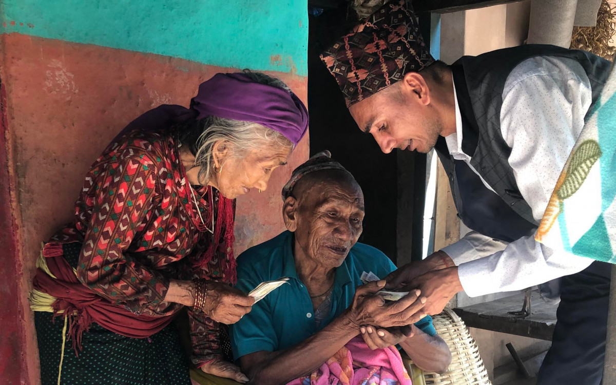 दशैँमा सामाजिक सुरक्षा भत्ता लिएर घर–घरमा पुगे इच्छाकामना ४ का जनप्रतिनिधि, ज्येष्ठ नागरिकहरुमा खुशी