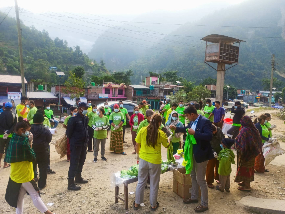 फिस्लिङ घर भै हाल स्वीडेन बस्ने अमृत र इन्का गुरुङको सक्रियतामा बजार र राजमार्ग वरपर सरसफाई 