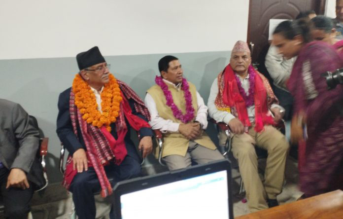 मा‌ओवादी केन्द्रका अध्यक्ष प्रचण्ड मतदाता भेटघाटमा व्यस्त