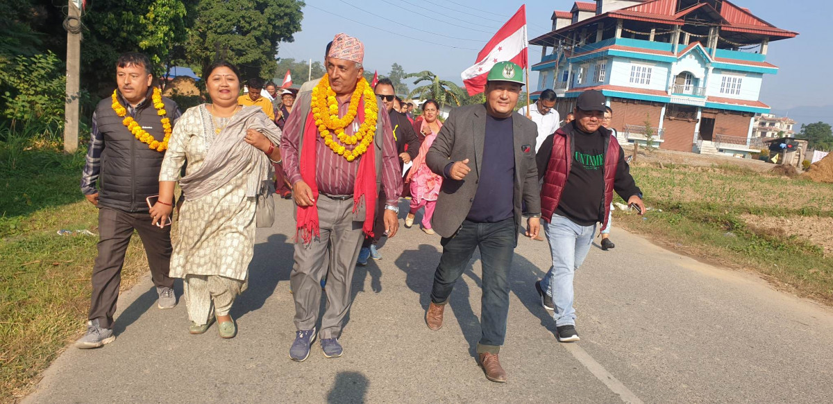 कालिकाको घरदैलोमा मत माग्दै गठबन्धनका उम्मेद्वार घनश्याम दाहाल
