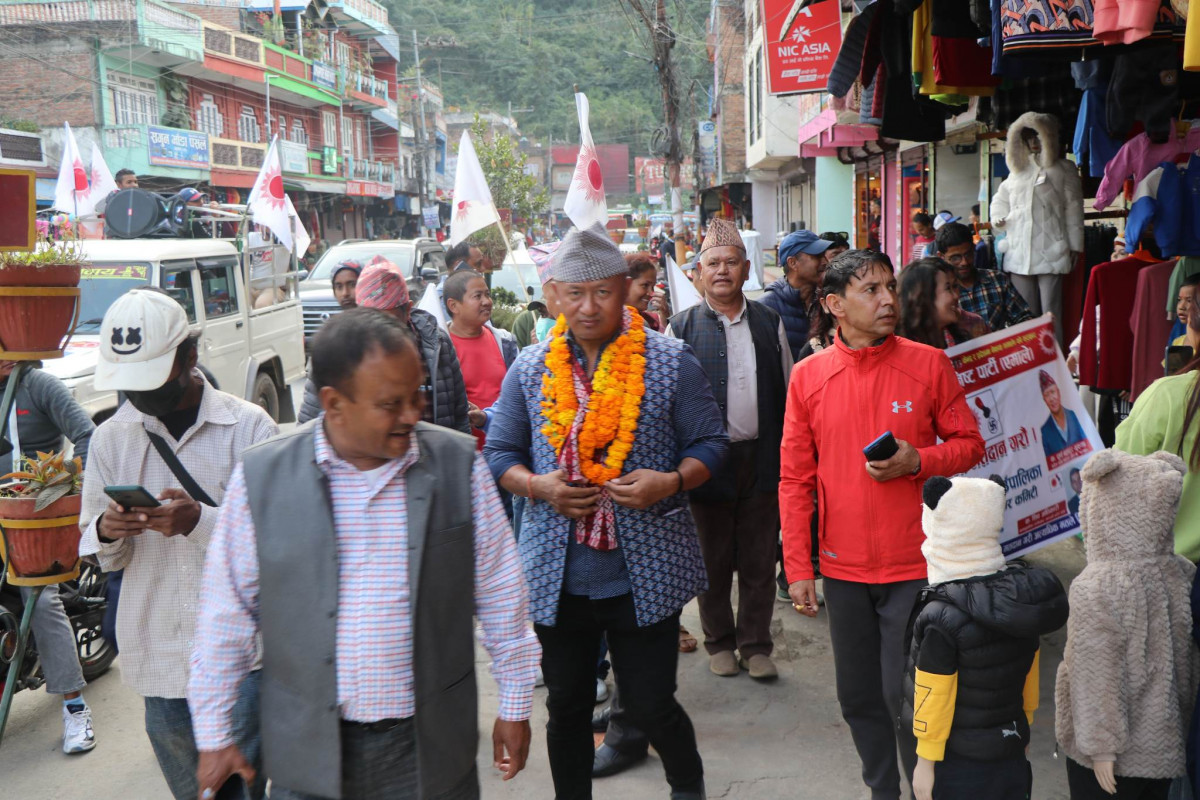 यस्तो देखियो आँबुखैरेनीमा एमालेको घरदैलो (फोटो फिचर)