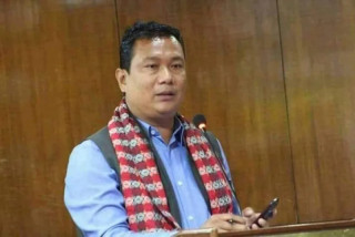 मोरङमा माओवादी उम्मेदवार अमनलाल मोदीलाई प्रश्न गर्ने विद्यार्थी कुटिए