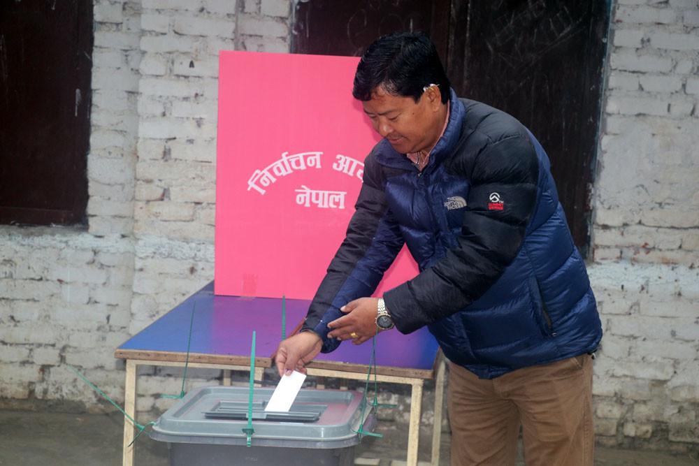 इच्छाकामना गाउँपालिका अध्यक्ष दान बहादुर गुरुङद्वारा मतदान