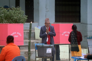 चितवन २ प्रदेश सभा ‘क’ का एमाले उम्मेद्वार कृष्ण सिलवालले गरे मतदान
