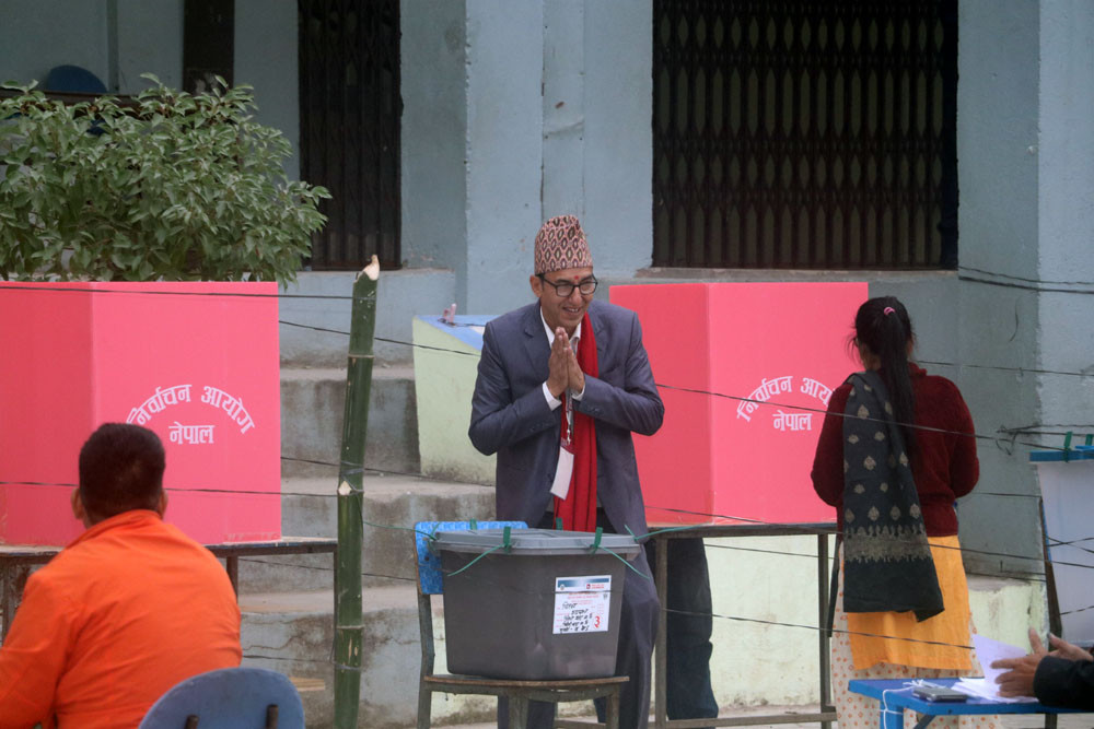 चितवन २ प्रदेश सभा ‘क’ का एमाले उम्मेद्वार कृष्ण सिलवालले गरे मतदान