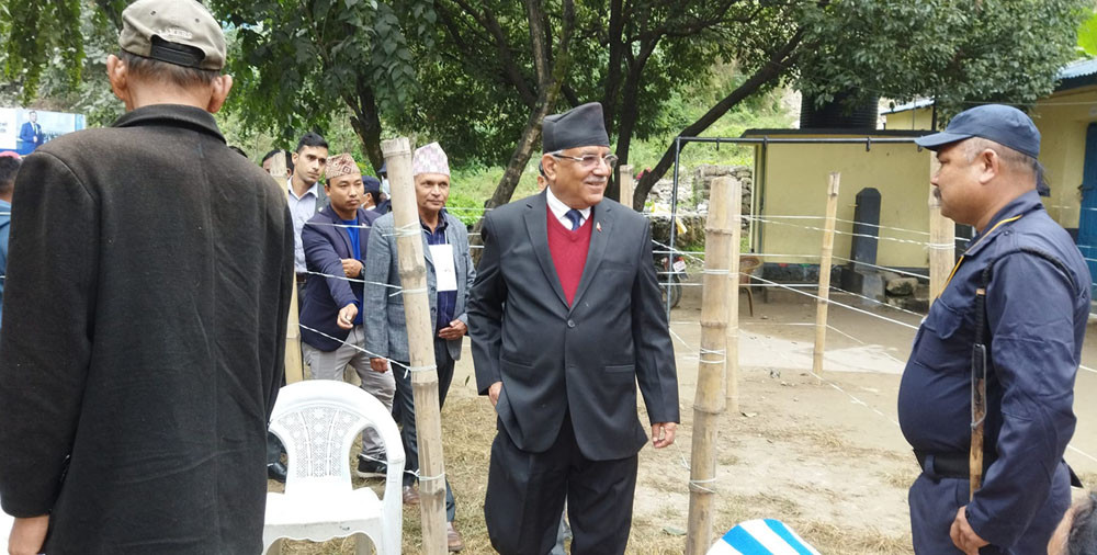माओवादी केन्द्रका अध्यक्ष प्रचण्डद्वारा आँबुखैरेनीका विभिन्न मतदान केन्द्रको अवलोकन