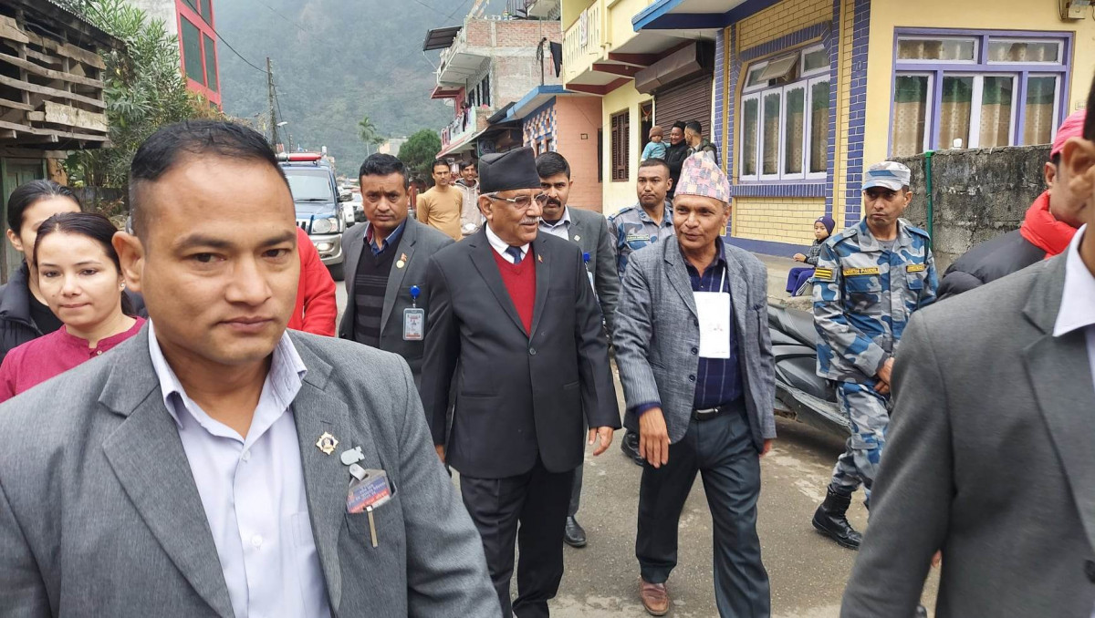 माओवादी केन्द्रका अध्यक्ष प्रचण्ड चितवनमा भोट हालेर गोरखा आईपुगे